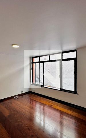 Casa à venda com 246m², 3 quartos e 3 vagas Casa à venda com 246m², 3 quartos e 3 vagasEscritório