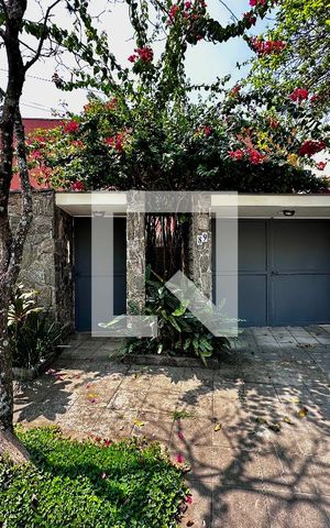 Casa à venda com 246m², 3 quartos e 3 vagas Casa à venda com 246m², 3 quartos e 3 vagasFachada