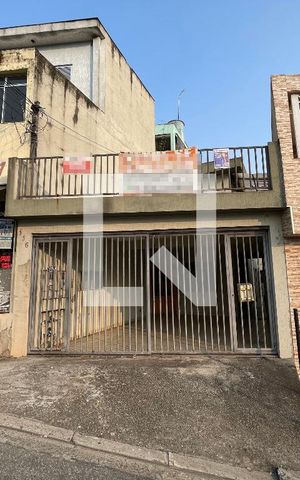 Casa à venda com 180m², 3 quartos e 2 vagas Casa à venda com 180m², 3 quartos e 2 vagasFachada