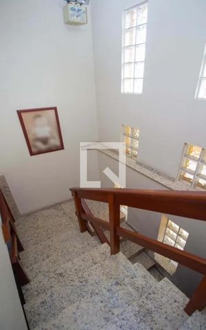 Casa à venda com 400m², 4 quartos e 4 vagasEscada