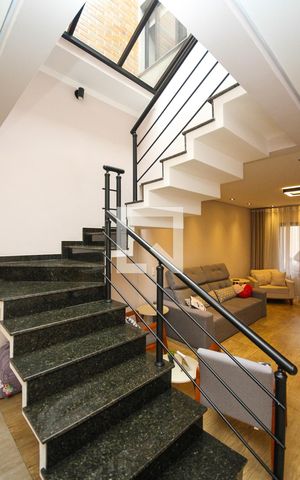 Casa à venda com 180m², 3 quartos e 2 vagas Casa à venda com 180m², 3 quartos e 2 vagasescada