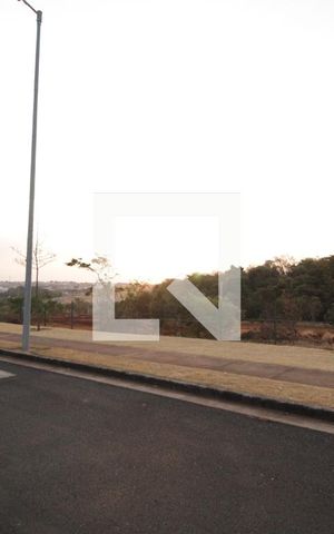 Casa de condomínio para alugar com 232m², 4 quartos e 4 vagasVista da Rua
