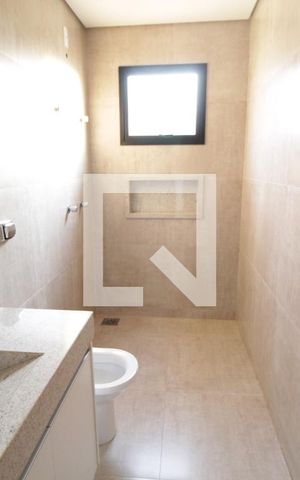 Casa de condomínio para alugar com 232m², 4 quartos e 4 vagasBanheiro da Suíte 1