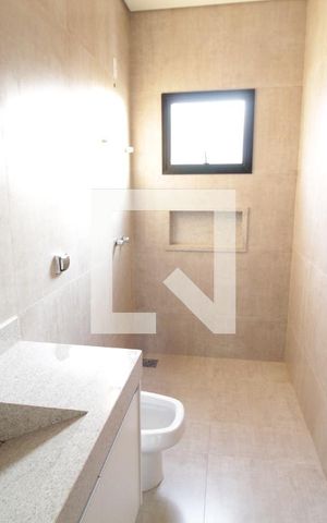 Casa de condomínio para alugar com 232m², 4 quartos e 4 vagasBanheiro da Suíte 2