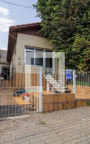 Casa à venda com 197m², 2 quartos e 3 vagas Casa à venda com 197m², 2 quartos e 3 vagasFachada