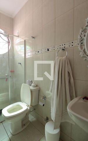 Casa à venda com 370m², 5 quartos e 4 vagasBanheiro da Suite 2