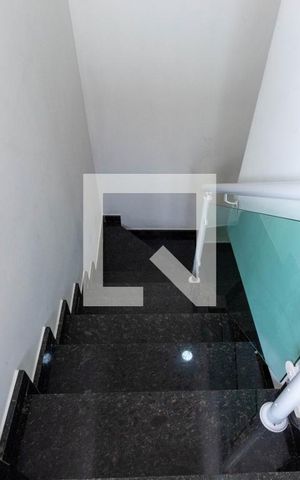 Casa de condomínio à venda com 165m², 3 quartos e 2 vagas Casa de condomínio à venda com 165m², 3 quartos e 2 vagasEscada