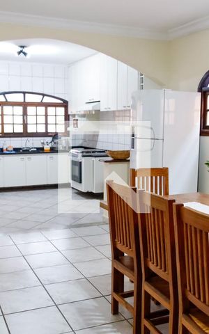 Casa à venda com 280m², 3 quartos e 2 vagas Casa à venda com 280m², 3 quartos e 2 vagasCopa