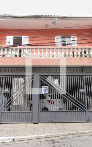 Casa à venda com 130m², 3 quartos e 2 vagas Casa à venda com 130m², 3 quartos e 2 vagasFachada