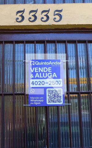 Casa à venda com 350m², 3 quartos e 3 vagasPlaca instalada no portão do imóvel