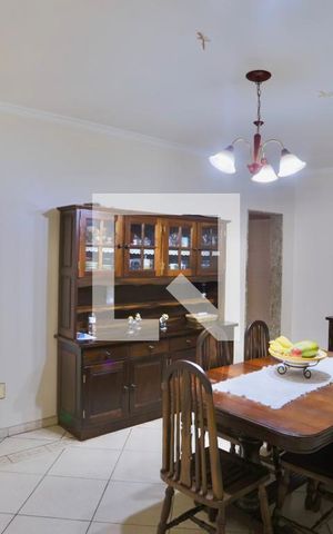 Casa à venda com 220m², 3 quartos e 5 vagas Casa à venda com 220m², 3 quartos e 5 vagasCopa