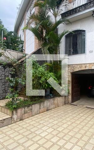 Casa à venda com 220m², 3 quartos e 5 vagas Casa à venda com 220m², 3 quartos e 5 vagasGaragem