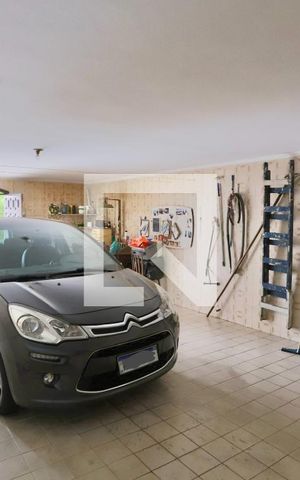 Casa à venda com 220m², 3 quartos e 5 vagas Casa à venda com 220m², 3 quartos e 5 vagasGaragem
