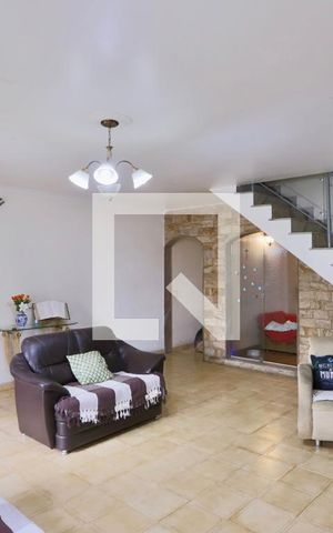 Casa à venda com 220m², 3 quartos e 5 vagas Casa à venda com 220m², 3 quartos e 5 vagasSala
