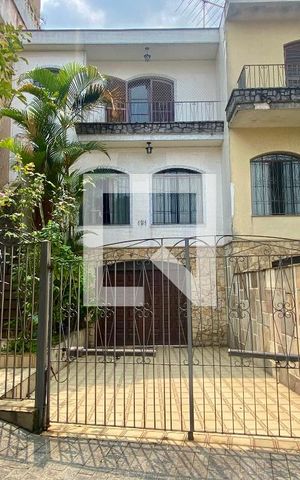 Casa à venda com 220m², 3 quartos e 5 vagas Casa à venda com 220m², 3 quartos e 5 vagasFachada