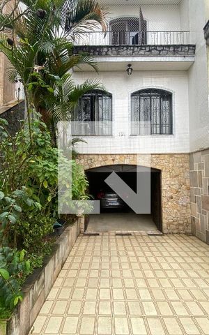 Casa à venda com 220m², 3 quartos e 5 vagas Casa à venda com 220m², 3 quartos e 5 vagasGaragem