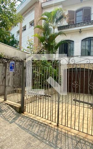 Casa à venda com 220m², 3 quartos e 5 vagas Casa à venda com 220m², 3 quartos e 5 vagasFachada