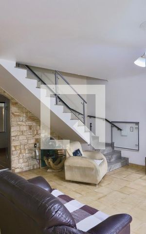 Casa à venda com 220m², 3 quartos e 5 vagas Casa à venda com 220m², 3 quartos e 5 vagasSala