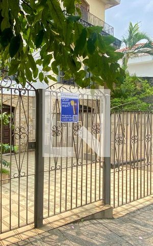 Casa à venda com 220m², 3 quartos e 5 vagas Casa à venda com 220m², 3 quartos e 5 vagasFachada