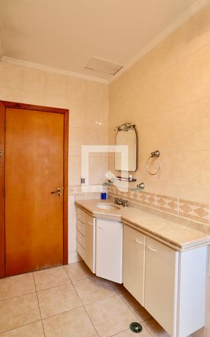 Casa à venda com 220m², 3 quartos e 5 vagas Casa à venda com 220m², 3 quartos e 5 vagasBanheiro do Quarto 1