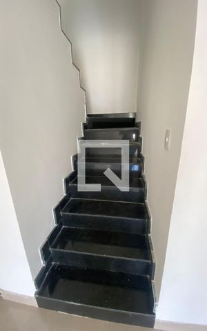 Casa de condomínio à venda com 200m², 6 quartos e 2 vagas Casa de condomínio à venda com 200m², 6 quartos e 2 vagasEscada
