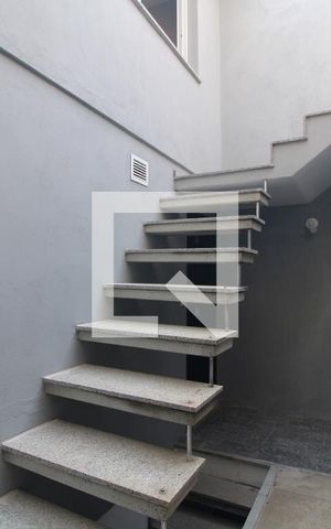 Casa para alugar com 100m², 3 quartos e 1 vagaEscada fundos da casa