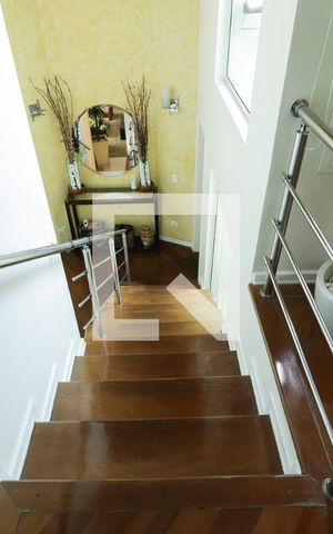 Casa à venda com 350m², 4 quartos e 5 vagasEscada
