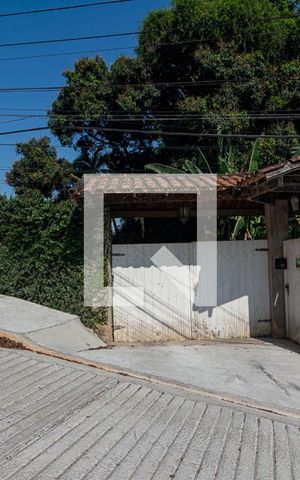 Casa à venda com 300m², 5 quartos e 3 vagas Casa à venda com 300m², 5 quartos e 3 vagasFachada