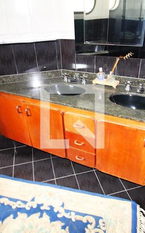 Casa à venda com 462m², 6 quartos e 6 vagasQuarto 2 - Banheiro