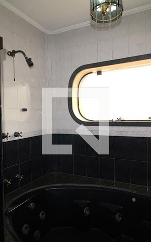 Casa à venda com 462m², 6 quartos e 6 vagasQuarto 2 - Banheiro
