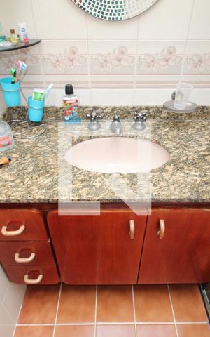 Casa à venda com 462m², 6 quartos e 6 vagasQuarto 5 - Banheiro