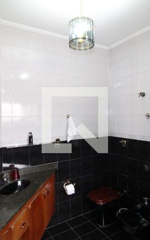 Casa à venda com 462m², 6 quartos e 6 vagasQuarto 2 - Banheiro