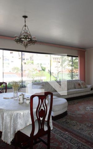 Casa à venda com 462m², 6 quartos e 6 vagasSala