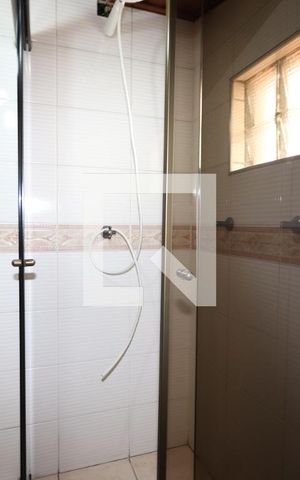 Casa à venda com 325m², 5 quartos e 6 vagasBanheiro da Suíte 2