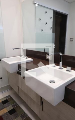 Casa à venda com 325m², 5 quartos e 6 vagasBanheiro da Suíte 1