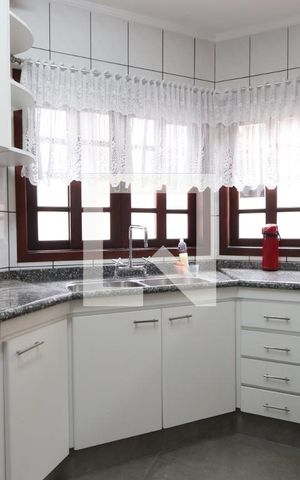 Casa à venda com 325m², 5 quartos e 6 vagasCozinha