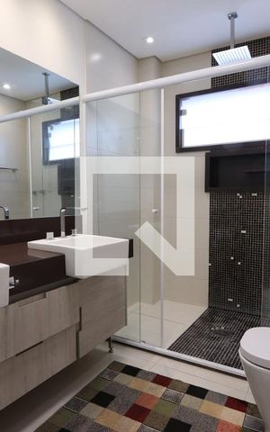 Casa à venda com 325m², 5 quartos e 6 vagasBanheiro da Suíte 1