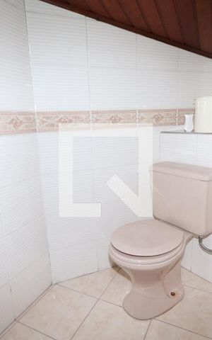 Casa à venda com 325m², 5 quartos e 6 vagasBanheiro da Suíte 2