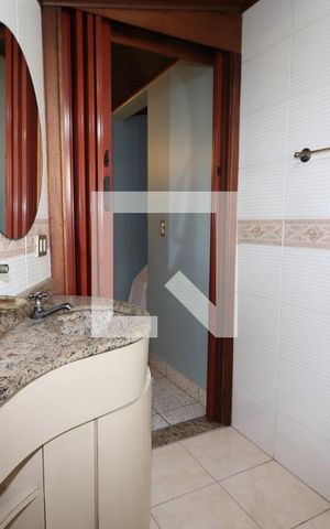 Casa à venda com 325m², 5 quartos e 6 vagasBanheiro da Suíte 2