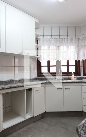 Casa à venda com 325m², 5 quartos e 6 vagasCozinha