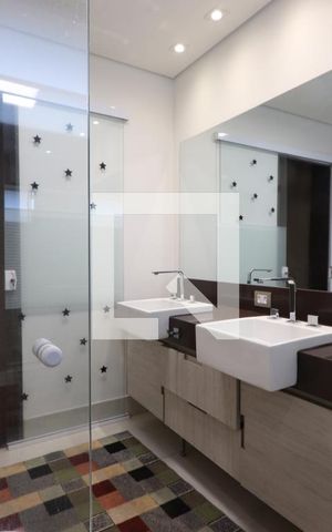 Casa à venda com 325m², 5 quartos e 6 vagasBanheiro da Suíte 1