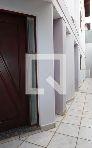 Casa à venda com 325m², 5 quartos e 6 vagasCorredor Lateral