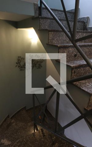 Casa à venda com 325m², 5 quartos e 6 vagasEscadas