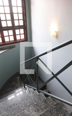 Casa à venda com 325m², 5 quartos e 6 vagasEscadas