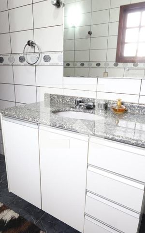 Casa à venda com 325m², 5 quartos e 6 vagasBanheiro Social