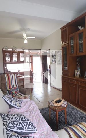 Casa à venda com 360m², 3 quartos e 6 vagasSala