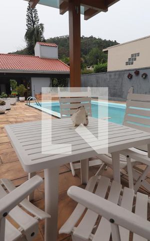Casa à venda com 360m², 3 quartos e 6 vagasÁrea externa 