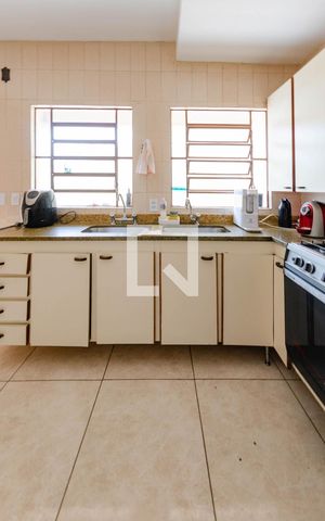 Casa à venda com 309m², 5 quartos e 3 vagas Casa à venda com 309m², 5 quartos e 3 vagasCozinha