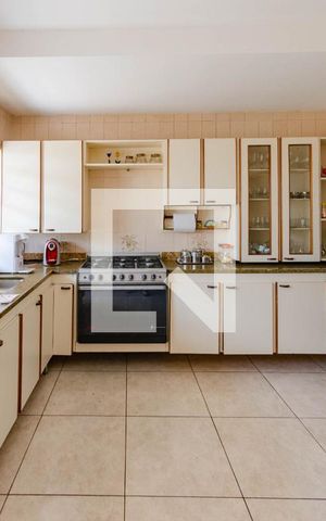 Casa à venda com 309m², 5 quartos e 3 vagas Casa à venda com 309m², 5 quartos e 3 vagasCozinha