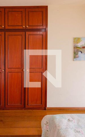 Casa à venda com 309m², 5 quartos e 3 vagas Casa à venda com 309m², 5 quartos e 3 vagasQuarto 4